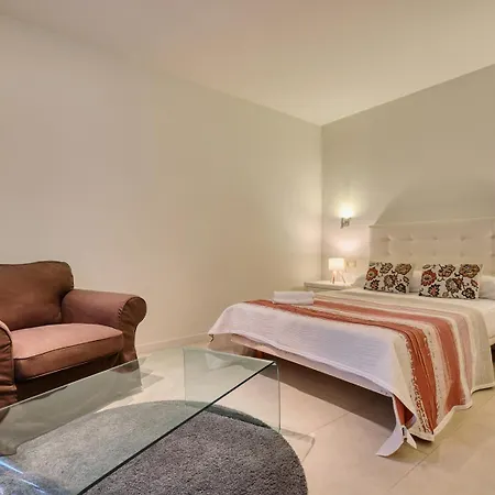 002 Stylish 5 Bed With Private Infinity Pool *