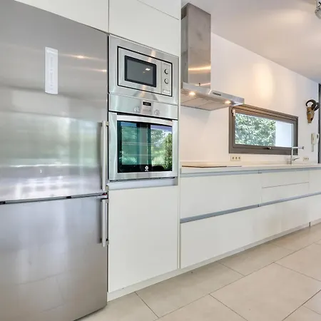 002 Stylish 5 Bed With Private Infinity Pool Villa *