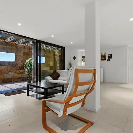 002 Stylish 5 Bed With Private Infinity Pool *