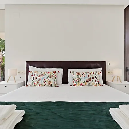 002 Stylish 5 Bed With Private Infinity Pool *