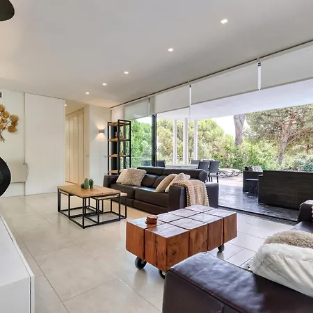 002 Stylish 5 Bed With Private Infinity Pool *