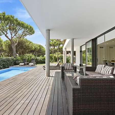 002 Stylish 5 Bed With Private Infinity Pool *