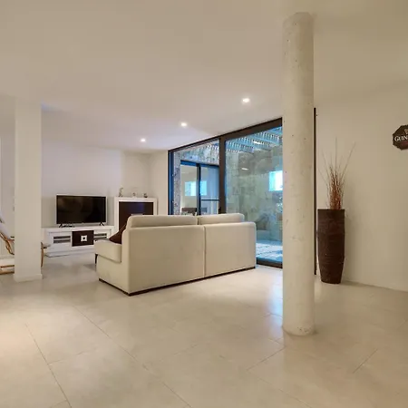 Villa 002 Stylish 5 Bed With Private Infinity Pool *