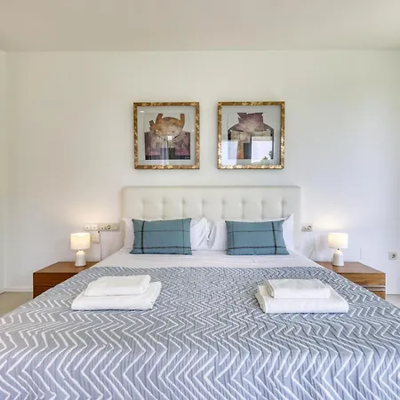 002 Stylish 5 Bed With Private Infinity Pool *