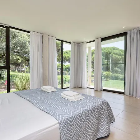 002 Stylish 5 Bed With Private Infinity Pool *